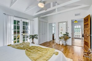 2 bedrooms, desk, iron/ironing board, travel crib - Bohemian Belle Cottage- Mins to DNTN/Dog Friendly (St. Augustine)