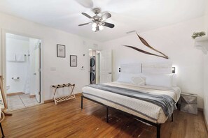 2 chambres, bureau, fer et planche à repasser, lit parapluie