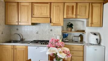 Frigorifero, lavastoviglie, tostapane, pentole/stoviglie/utensili