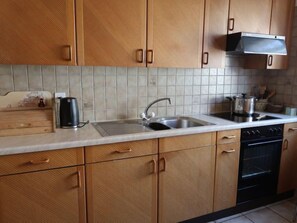 Kühlschrank, Ofen, Toaster, Kochgeschirr/Geschirr/Besteck