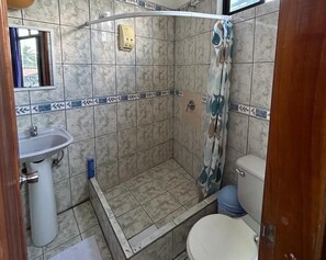 Douche, articles de toilette gratuits, sèche-cheveux