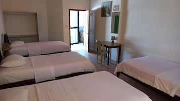 Comfort Quadruple Room | Peralatan tempat tidur premium, gebar bulu kapas, meja