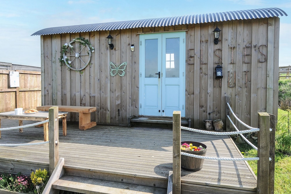 ELSIE'S HUT, romantic, with a garden in Wainhouse Corner