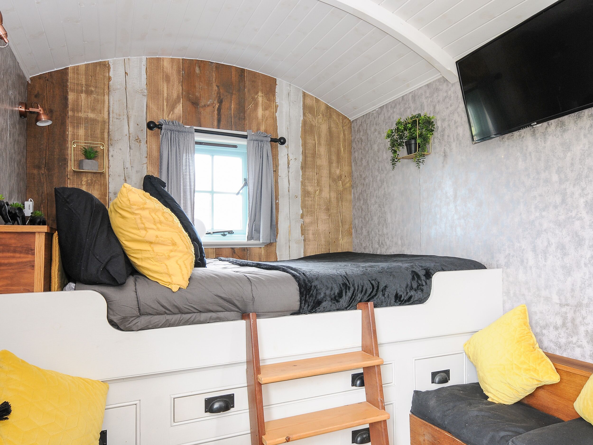 ELSIE'S HUT, romantic, with a garden in Wainhouse Corner