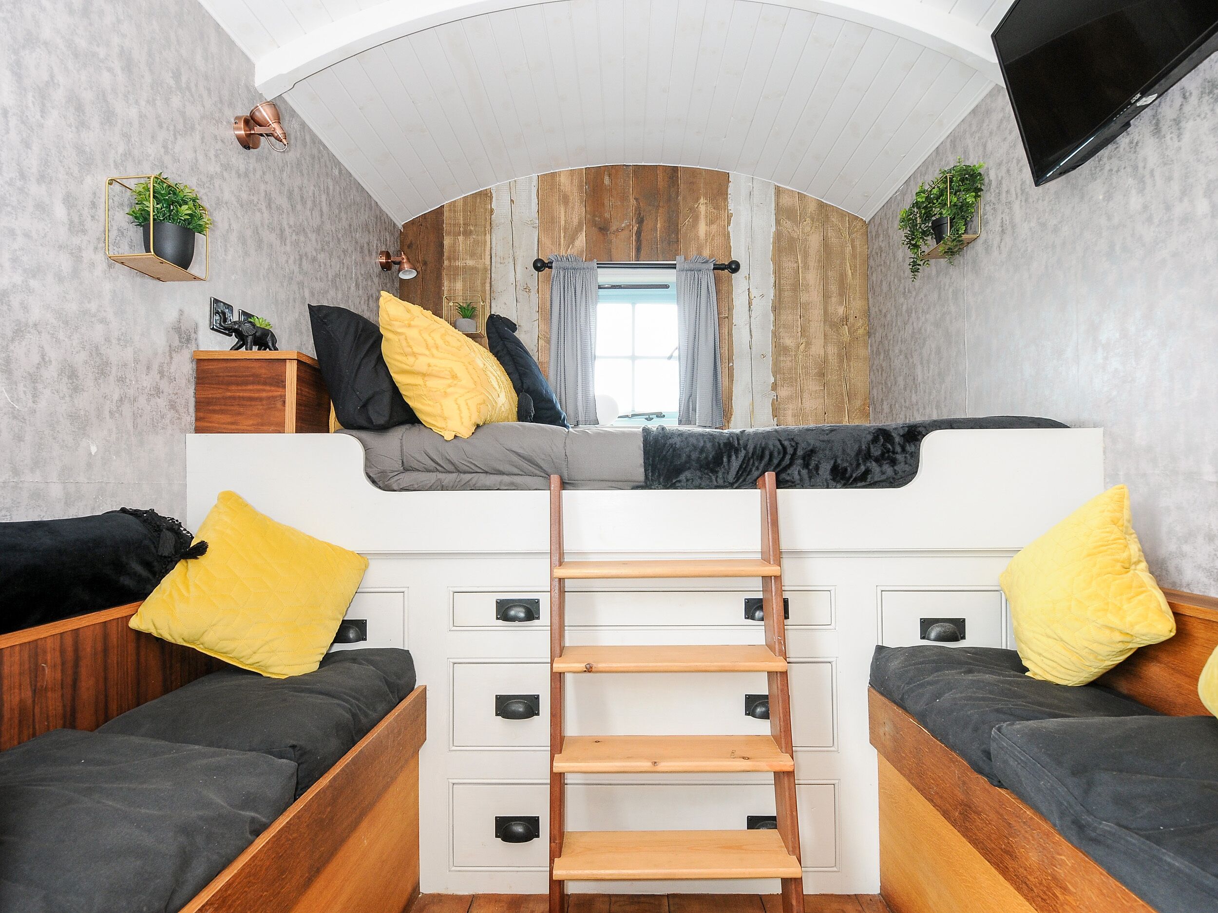 ELSIE'S HUT, romantic, with a garden in Wainhouse Corner