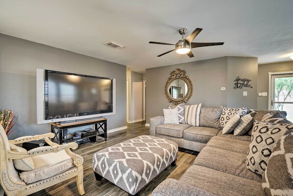 TV, books - Copy 2 Expedia (Converse)