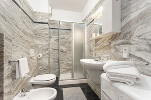Shower, rainfall showerhead, hair dryer, bidet - Prague City Residence (Prague)