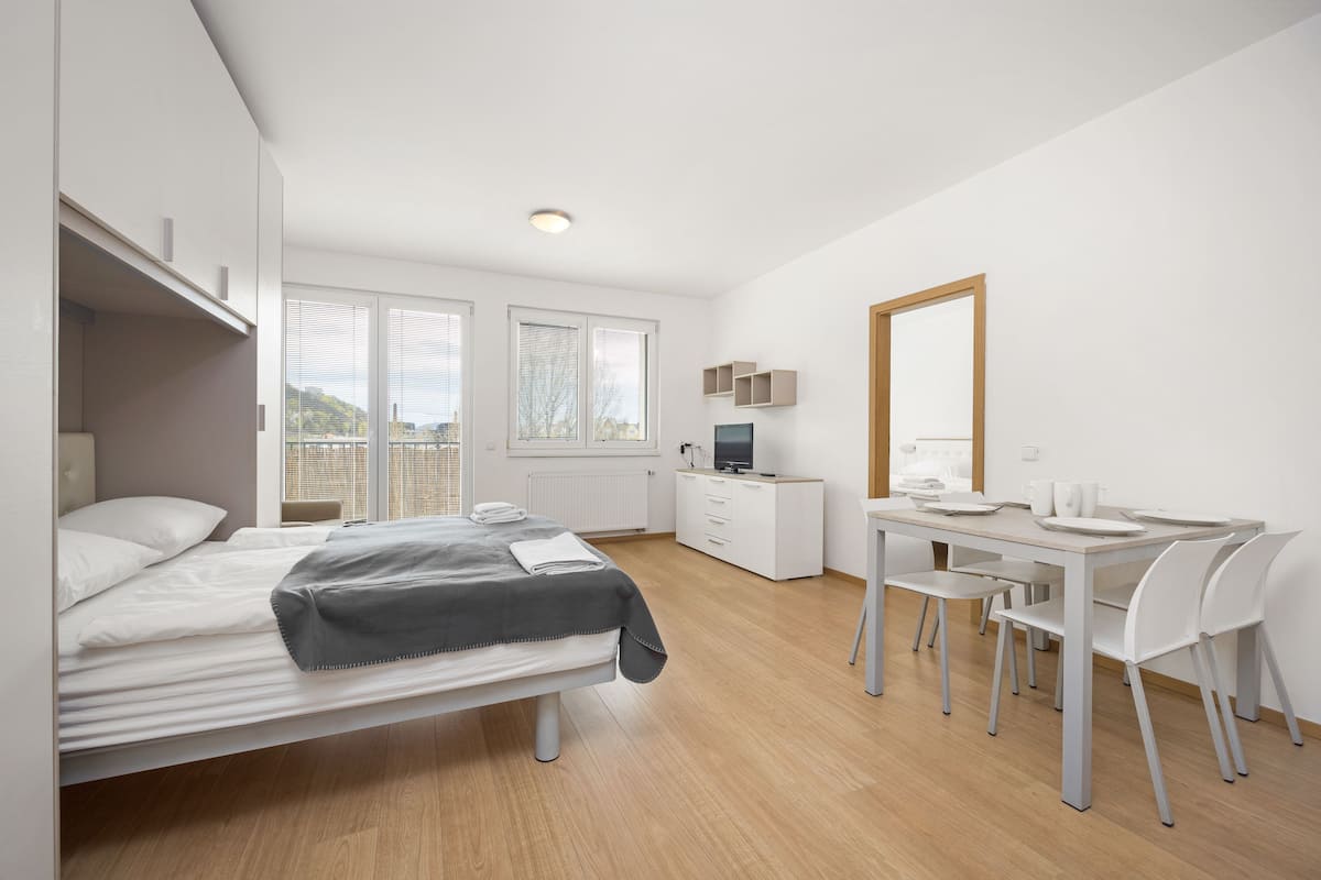 Familie appartement | Woonruimte | Een 32-inch flatscreentelevisie met digitale zenders en een televisie