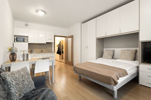 Full-sized fridge, microwave, stovetop, dishwasher - Prague City Residence (Prague)