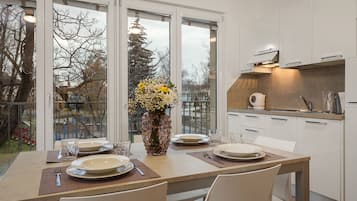 Lägenhet Premium | Eget kök | Stort kylskåp, mikrovågsugn, spishäll och diskmaskin