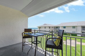Outdoor dining - Stunning Coastal Chic Condo with Soul-Soothing Ocean View (New Smyrna Beach)