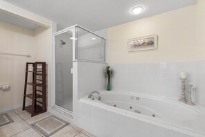 Hair dryer, towels, toilet paper - ☀️Family Friendly Beach Condo-Oceanwalk 9-404☀️ (New Smyrna Beach)