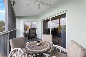 Outdoor dining - ☀️Family Friendly Beach Condo-Oceanwalk 9-404☀️ (New Smyrna Beach)