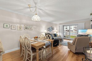 Dining - Lovely Ground Floor Condo with Beautiful View of the Pool and Ocean (New Smyrna Beach)