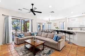 TV, fireplace - San Sorento House – Palm Springs View Oasis (Palm Springs)