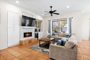 TV, fireplace - San Sorento House – Palm Springs View Oasis (Palm Springs)