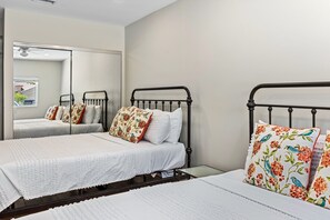 4 habitaciones, escritorio, tabla de planchar con plancha y wifi gratis 