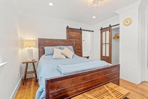 1 bedroom, desk, free WiFi, bed sheets