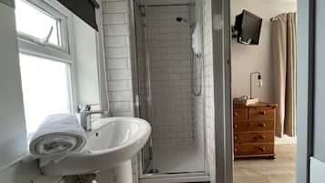 Standard Quadruple Room | Bathroom | Shower, towels, toilet paper