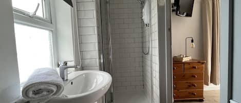 Habitación cuádruple estándar | Baño | Regadera, toallas, papel de baño