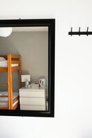 Habitación triple básica | Wifi gratis y ropa de cama