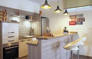 冷蔵庫、電子レンジ、オーブン、コンロ