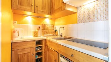 Refrigerador, microondas, cafetera/tetera, utensilios de cocina