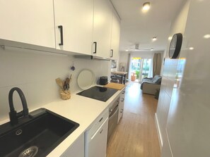 Ofen, Geschirrspüler, Wasserkocher mit Kaffee-/Teezubehör, Toaster