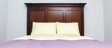 2 quartos, escrivaninha, ferros/tábuas de passar roupa