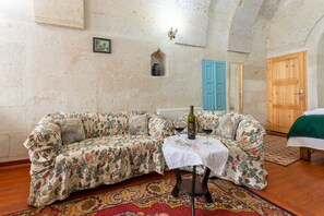 Chambre Triple Tradition, plusieurs lits | Minibar, décoration personnalisée, ameublement personnalisé