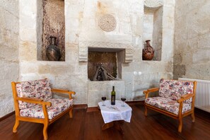 Chambre Triple Tradition, plusieurs lits | Minibar, décoration personnalisée, ameublement personnalisé