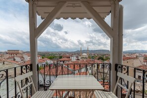 Chambre Quadruple Tradition, plusieurs lits | Balcon