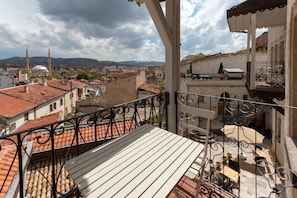 Chambre Quadruple Tradition, plusieurs lits | Balcon