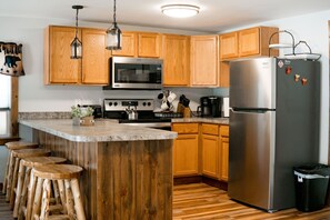 Een koelkast, een magnetron, een oven, een kookplaat