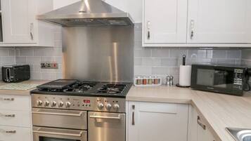 Geladeira, micro-ondas, fogão, lava-louças