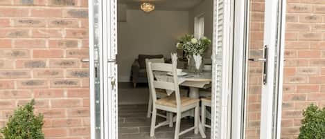 تناول الطعام بالخارج