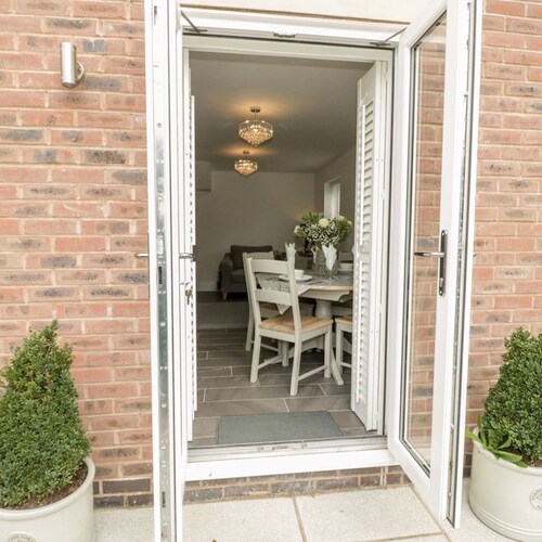 Modern Property in Town Centre Location With Parking