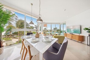 Dining - Dive with your family into this Ocean View Condo. (Noord)