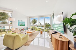 TV - Dive with your family into this Ocean View Condo. (Noord)