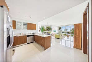 Fridge, microwave, oven, stovetop - Dive with your family into this Ocean View Condo. (Noord)