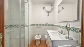 Comfort-Doppel- oder -Zweibettzimmer | Badezimmer