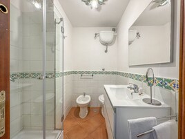 Quarto casal ou duplo conforto | Banheiro | Produtos de toalete grátis, secador de cabelo, bidê