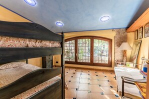 6 Schlafzimmer, Schreibtisch, Bügeleisen/Bügelbrett, WLAN