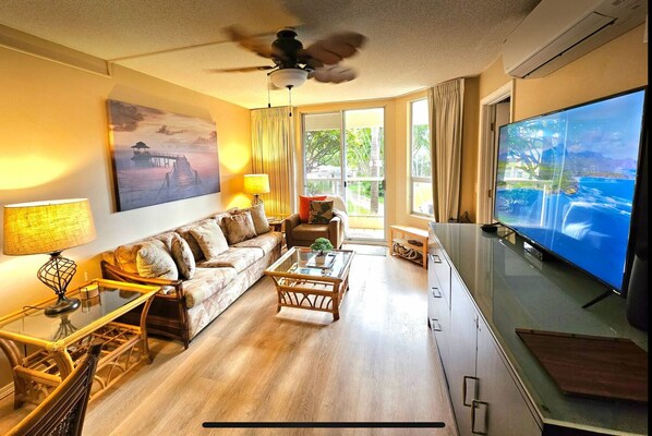 Smart TV, libros y biblioteca musical 