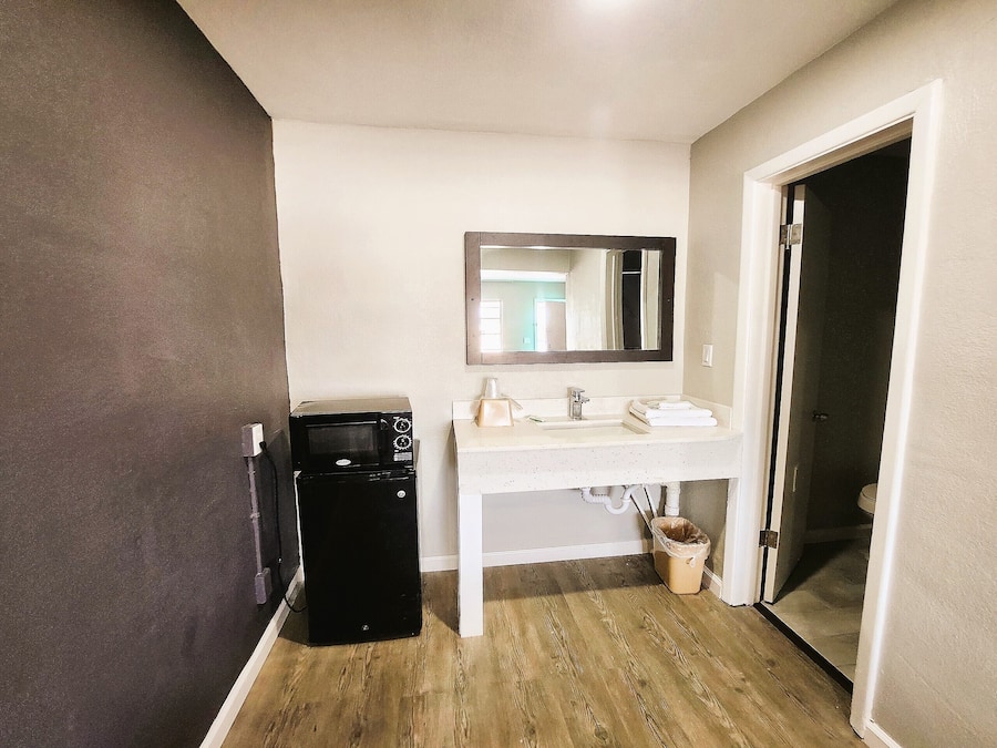 Een bureau, een strijkplank/strijkijzer, gratis wifi, beddengoed