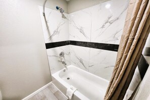 Room, 1 King Bed | Bathroom | Free toiletries, hair dryer, towels - Travel Inn by OYO, Hwy 80 - Jackson (Jackson)