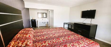 Room, 1 King Bed | Desk, iron/ironing board, free WiFi, bed sheets