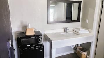 Chambre, 1 très grand lit | Salle de bain | Articles de toilette gratuits, sèche-cheveux, serviettes fournies