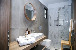 Een douche, een haardroger, handdoeken, shampoo