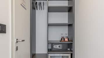Deluxe Double Room, Balcony | In-room safe, individually decorated, individually furnished, desk
